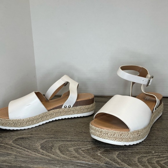 SODA child White Espadrille Sandals size 4. Flatform wedge open toe. Pre-owned - Picture 1 of 6